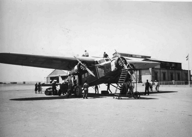 klm fokker f18 outside almaza service hangar 0381-0003